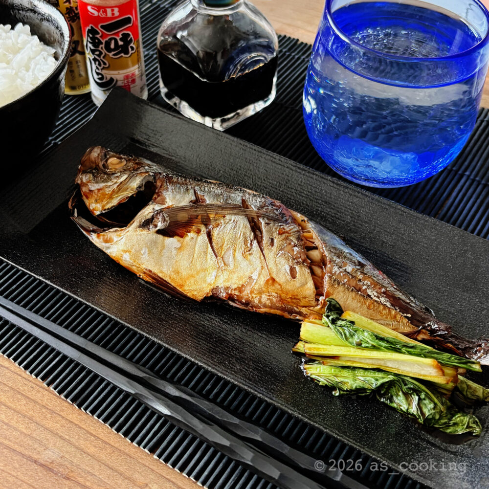 小松菜を添えて美味しそうに盛り付けたアジの煮付け