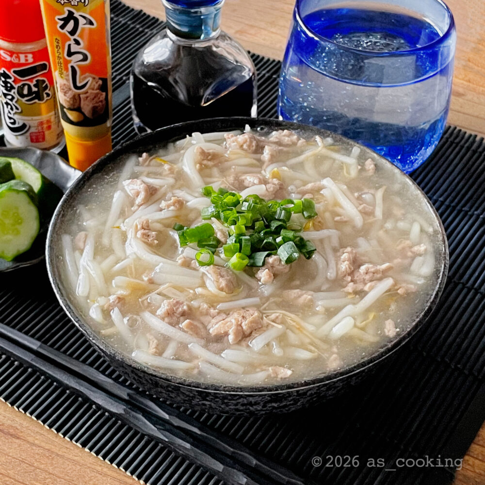 盛り付けたもやしと豚ひき肉のからしそば