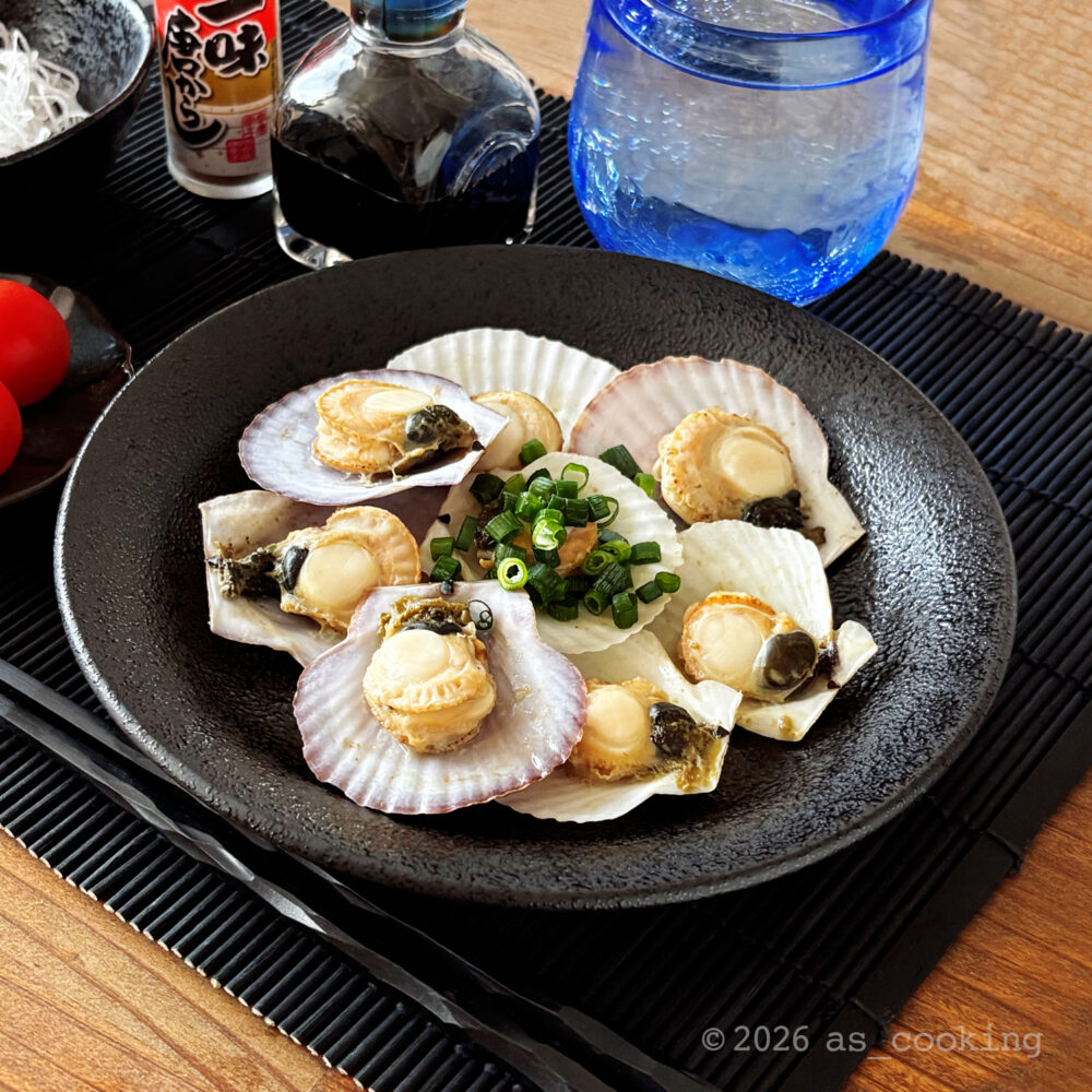 刻みネギを散らした彩りの良いホタテ稚貝の酒蒸し
