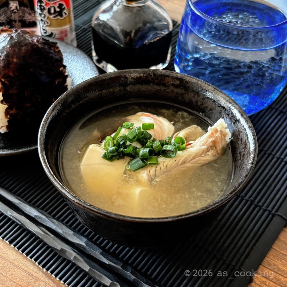 豆腐と刻みネギを添えたホウボウの味噌汁