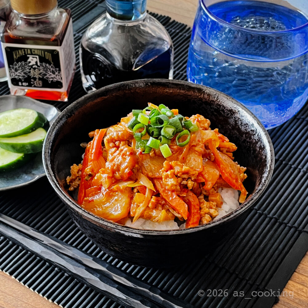 具材がたっぷりのった、食欲をそそる完成したキムチ丼