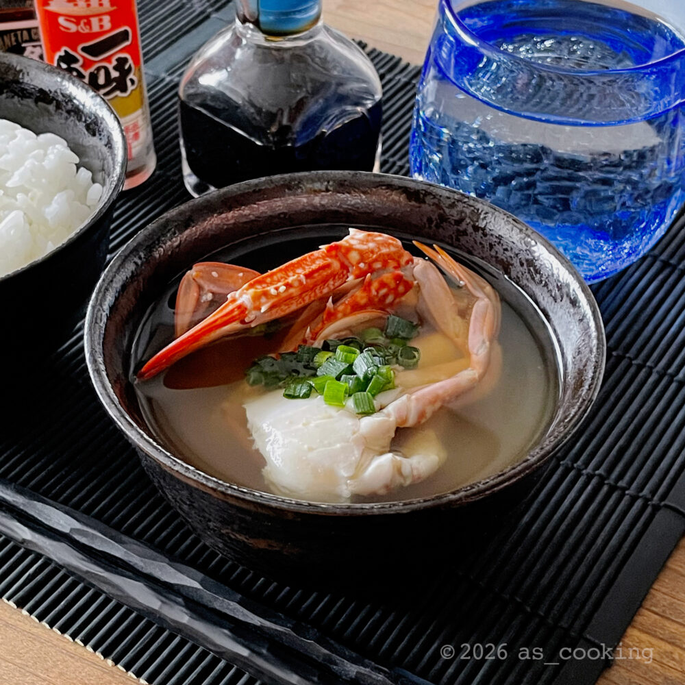 カニのいい香りが漂ってきそうな完成した味噌汁