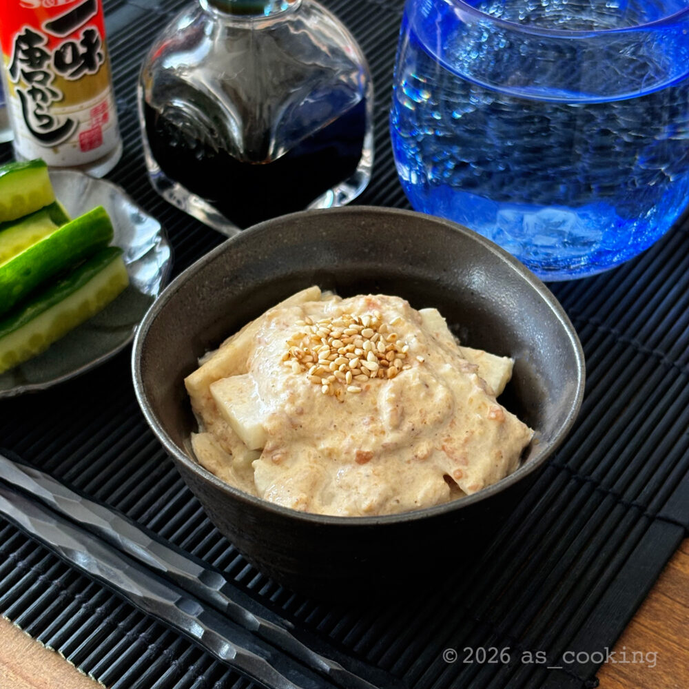 白ゴマを綺麗に振って器に盛り付けた長いもの梅肉あえ
