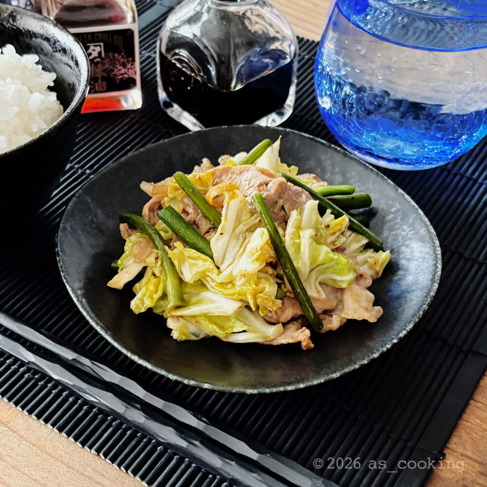 お皿に盛ったニンニクの芽と豚肉のオイスターソース炒め