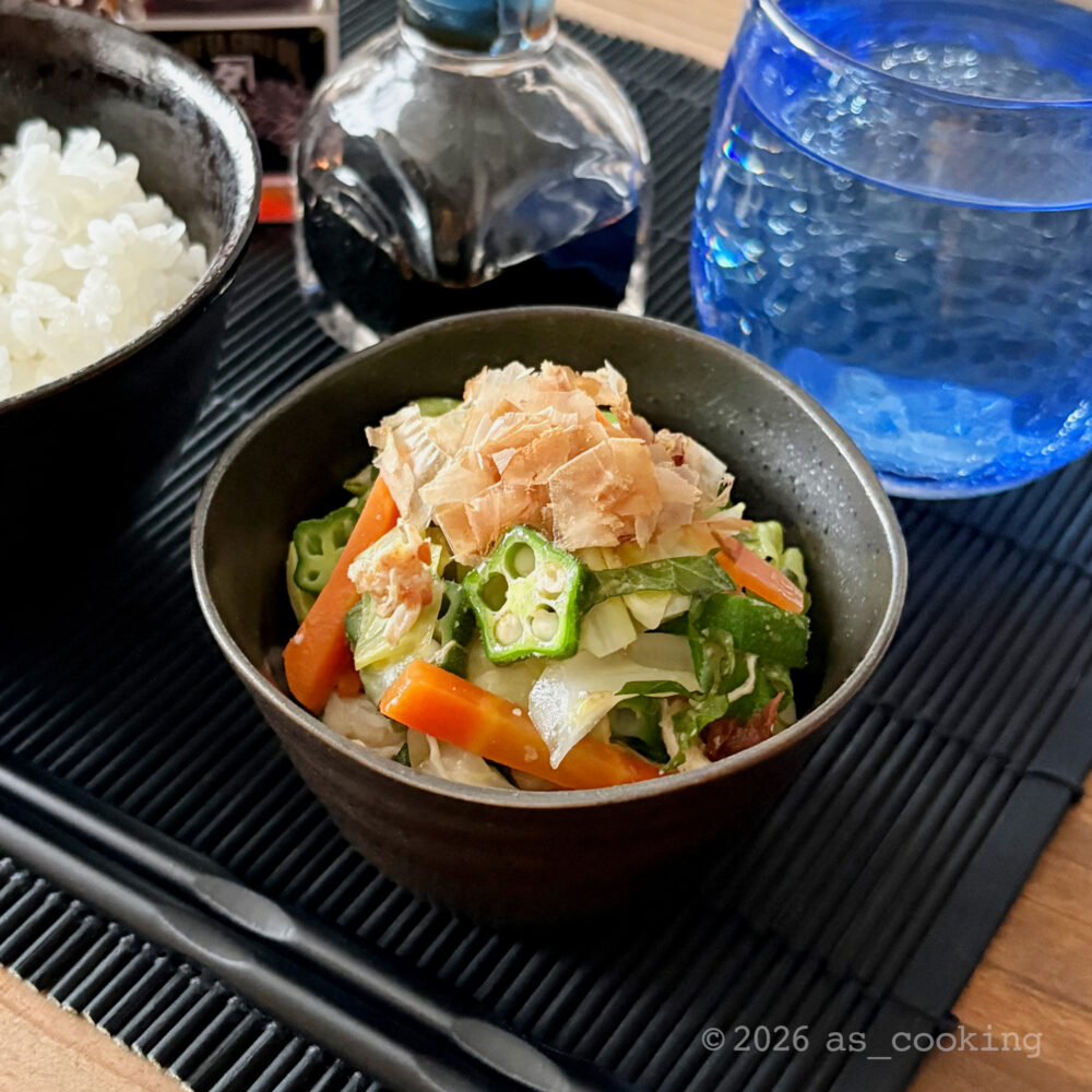 鰹節をたっぷりトッピングしたさっぱり梅サラダ