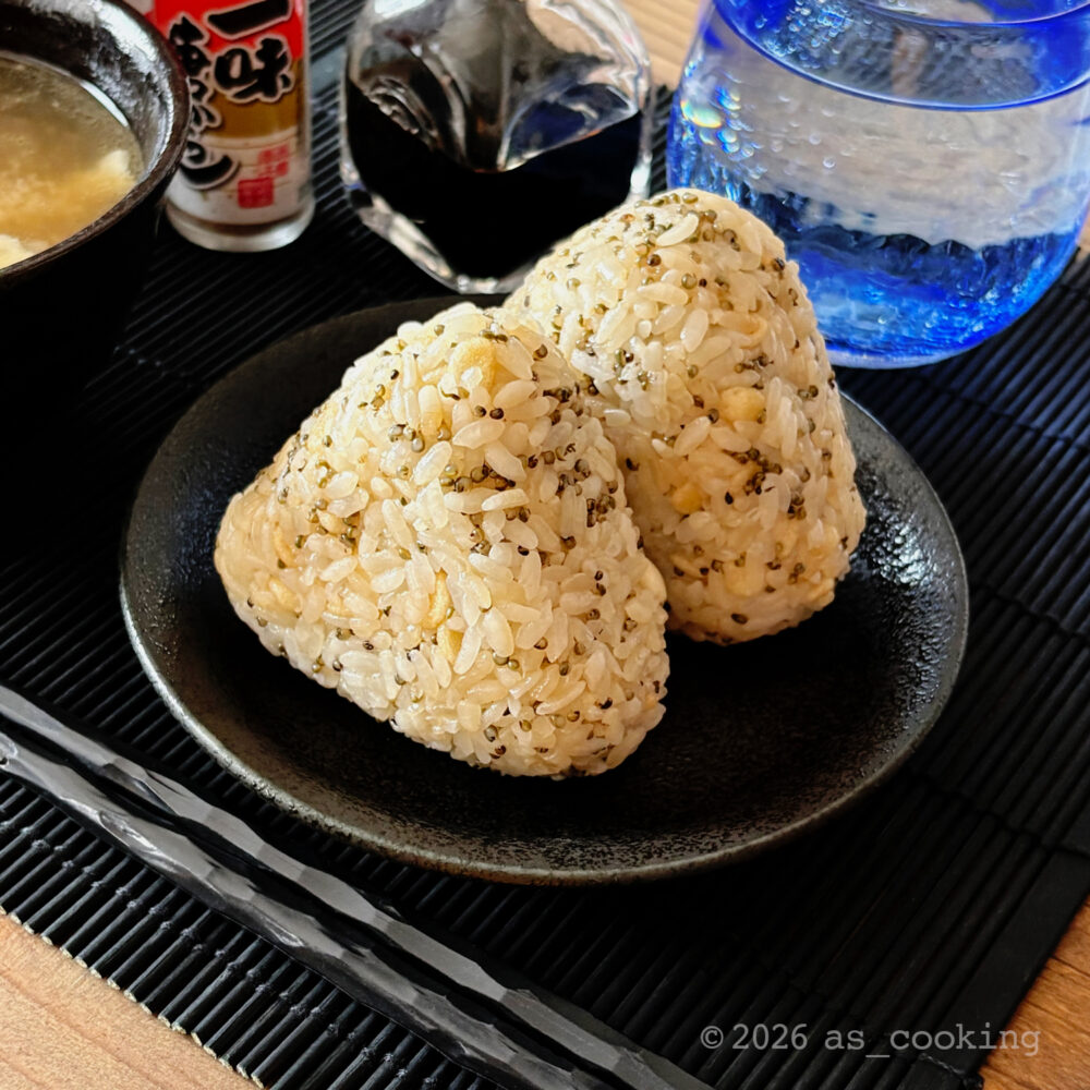 お皿に綺麗に盛り付けられた完成したとんぶりおにぎり