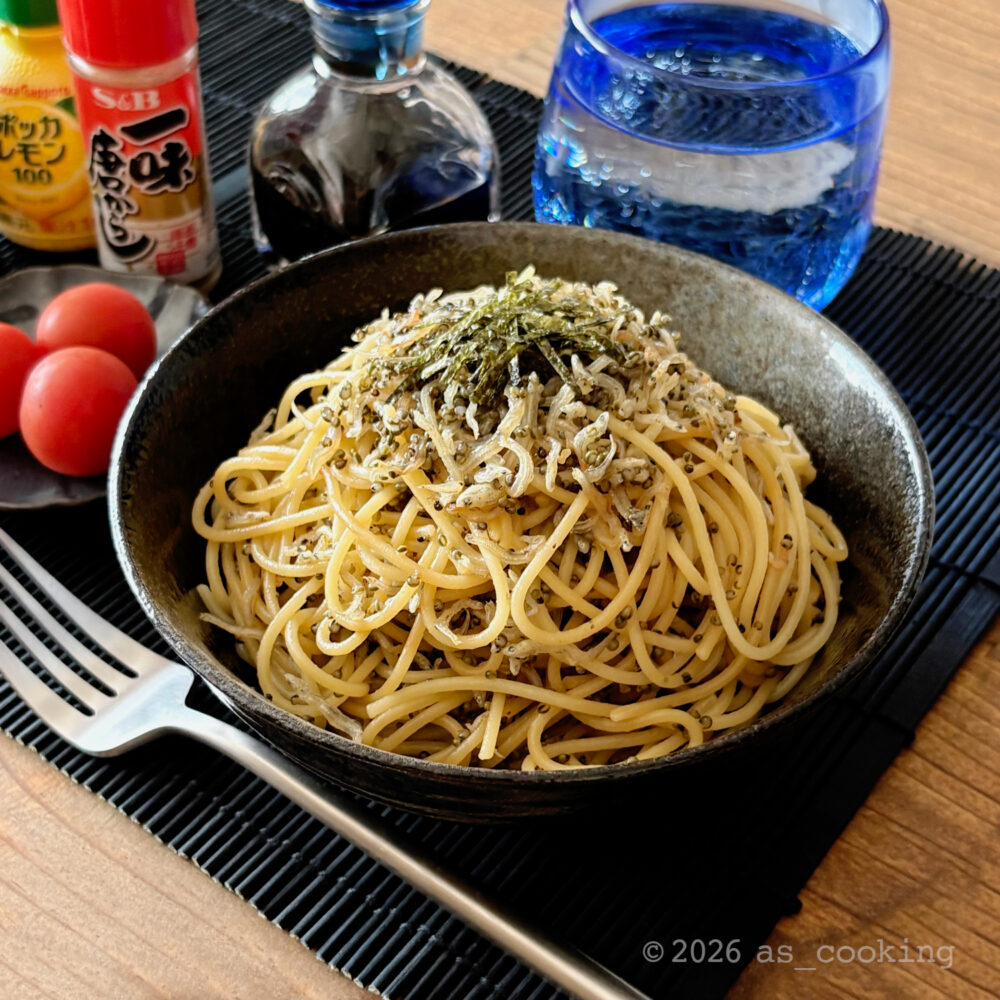 刻み海苔をたっぷりトッピングしたとんぶりとちりめんじゃこの和風バター醤油パスタ