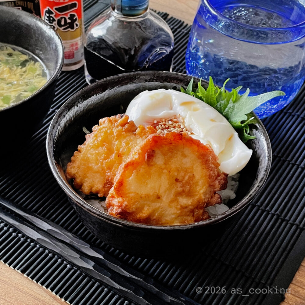 鶏天と半熟卵に青じそを添えた鶏天と半熟卵の親子丼