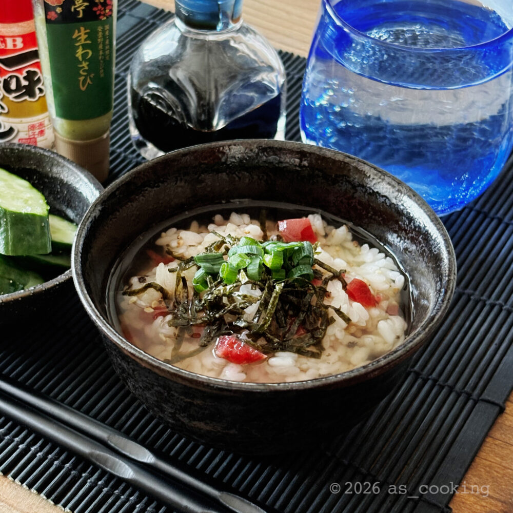 刻み海苔と刻みネギを彩りよくトッピングした梅茶漬け