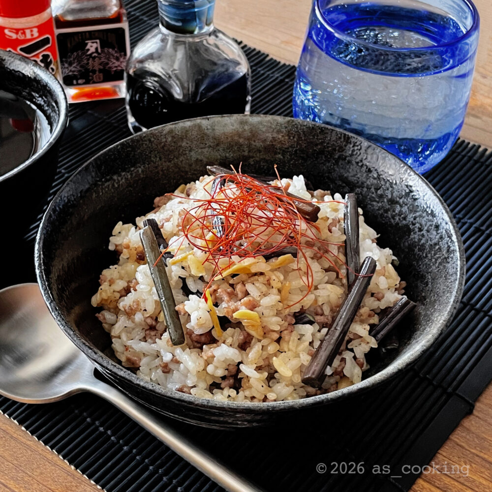 糸切り唐辛子を添えたわらびと豚ひき肉の炒飯の完成写真
