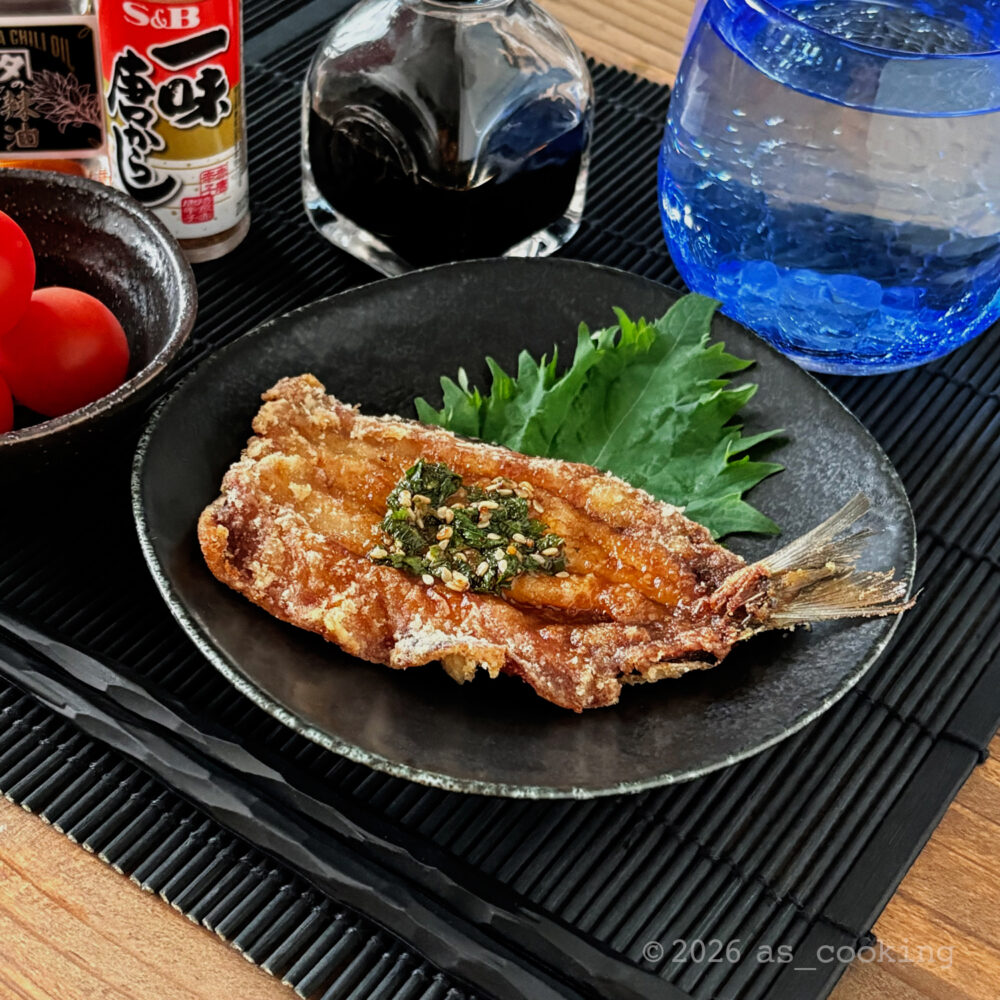 お皿に盛り付けられ特製の青じそダレがかかった完成したいわしの青じそ風味