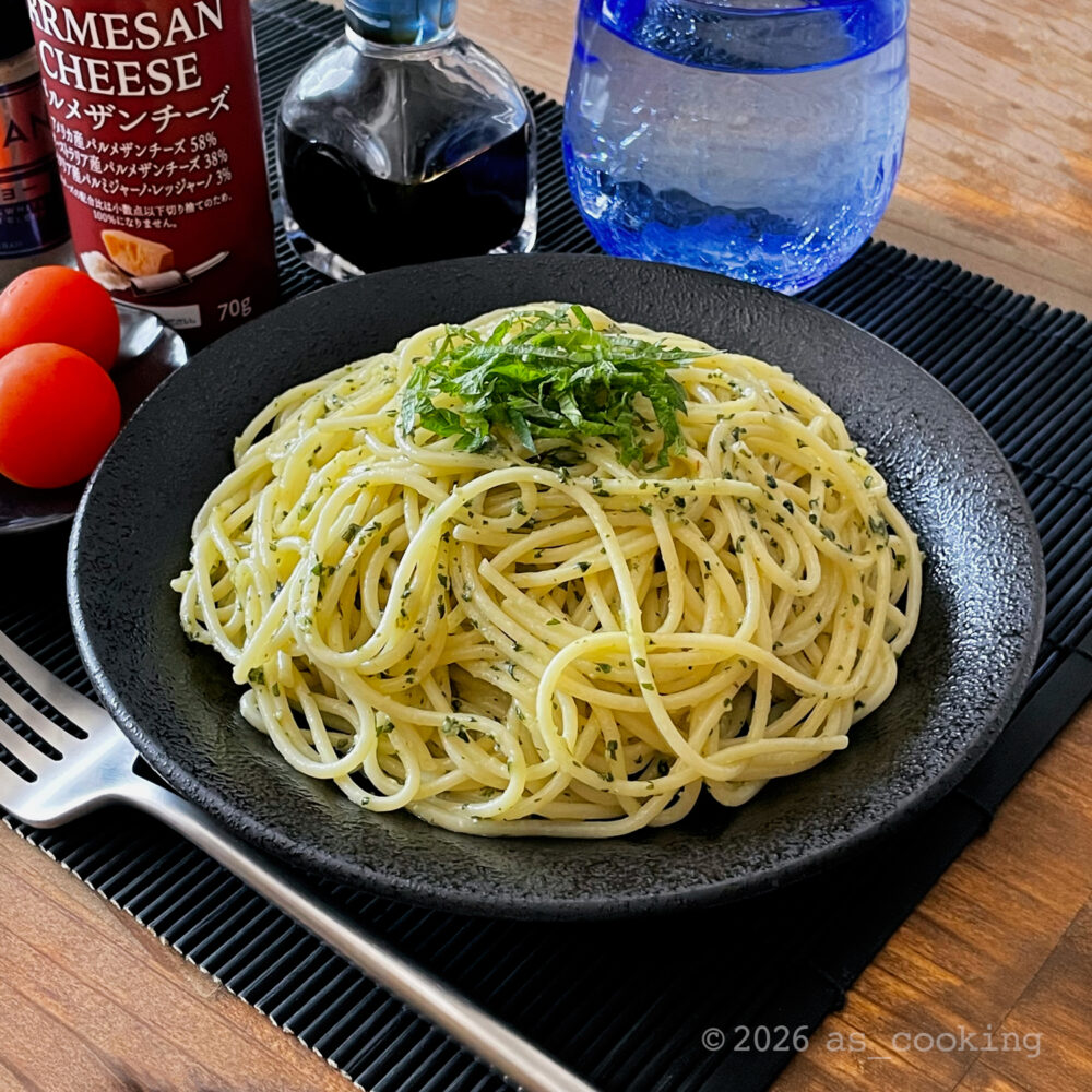 お皿にきれいに盛り付けられた刻んだ青じそがのった青じそジェノベーゼパスタ