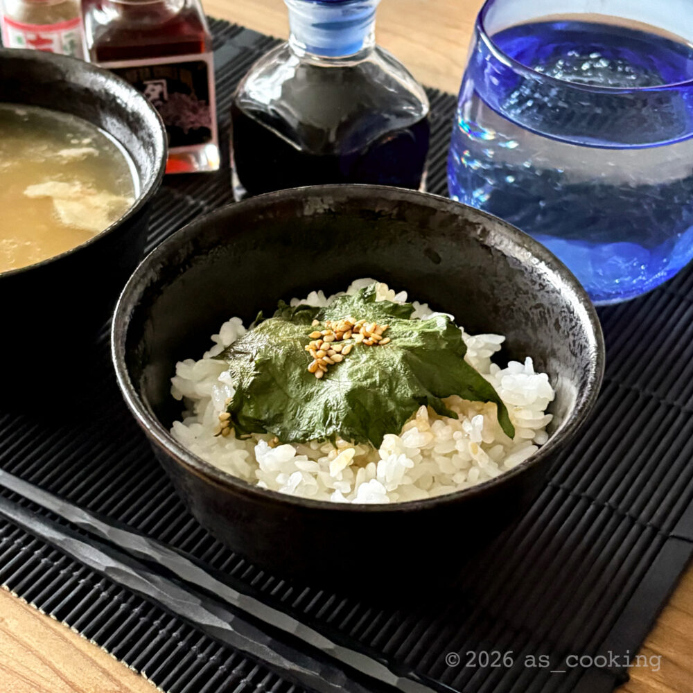 白いご飯の上にのせられた完成した青じその醤油漬け