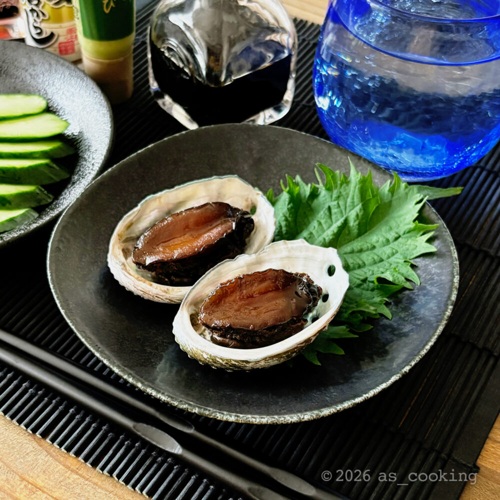 しっかり味が染み込んで貝殻に美しく盛り付けられたアワビの煮貝の完成写真