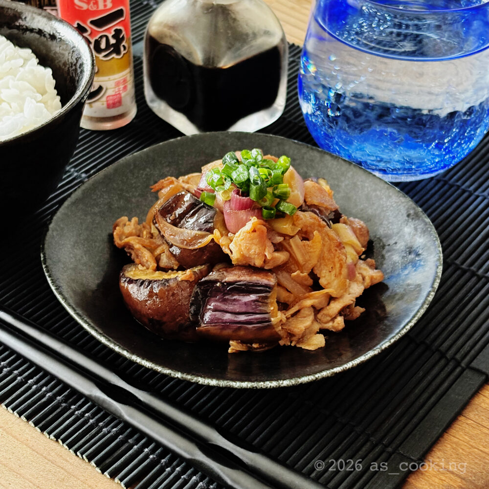 お皿に綺麗に盛り付けられ刻みネギがトッピングされた豚肉とナスとみょうがのみそ炒め