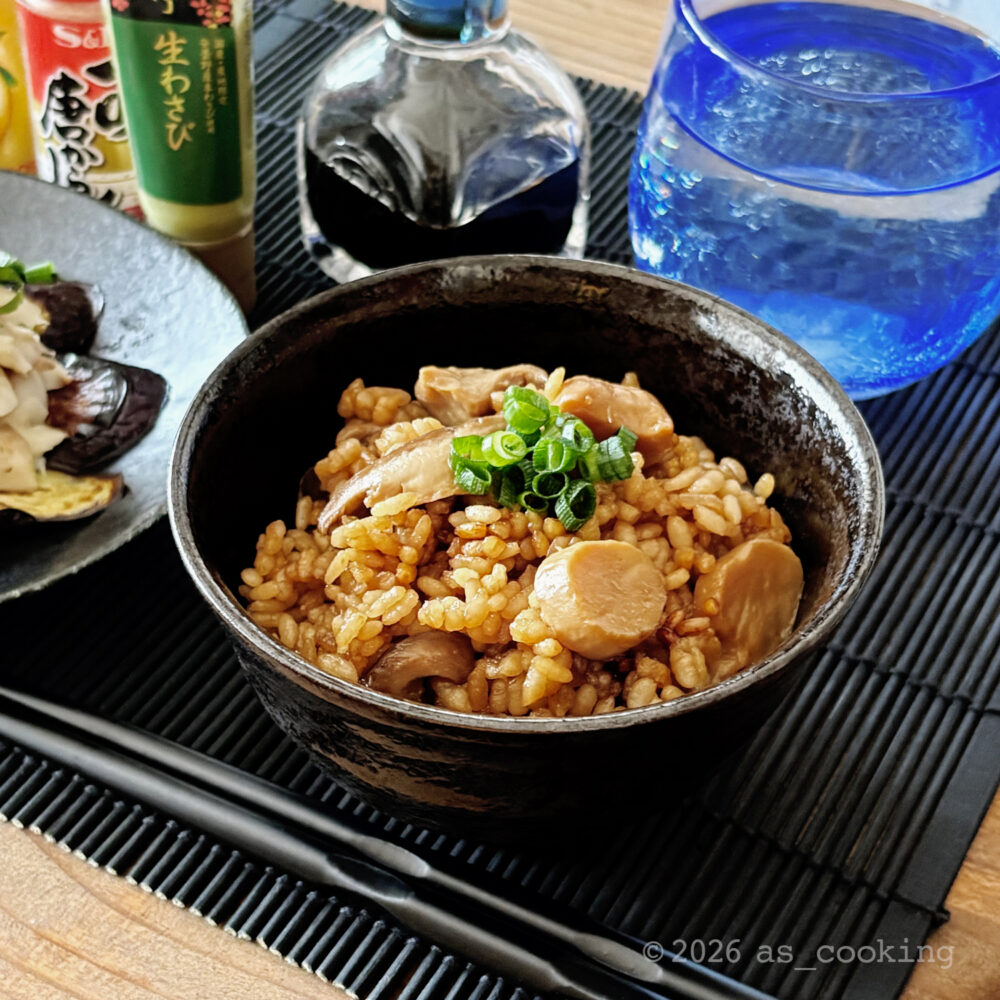 お茶碗に綺麗に盛り付けて彩りの刻みネギをのせたエリンギの炊き込みご飯