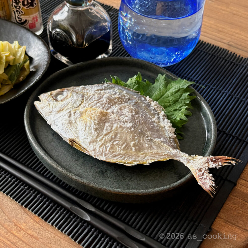 お皿に美しく盛り付けた皮目がこんがりと美味しそうに焼き上がったヒラアジの塩焼き