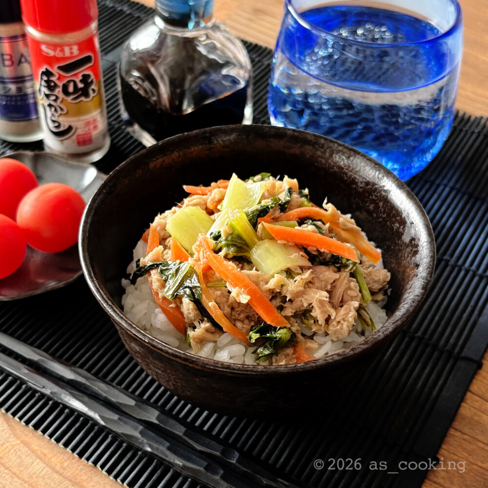 温めてホカホカのご飯の上にたっぷりのせたこまツナご飯の完成写真