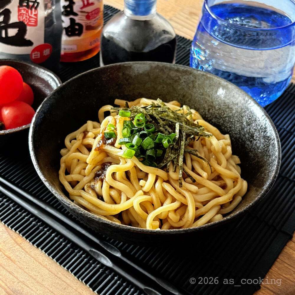 美しく盛り付けて刻みネギと刻み海苔をトッピングしたとろろ昆布が絡む昆布水風まぜそば