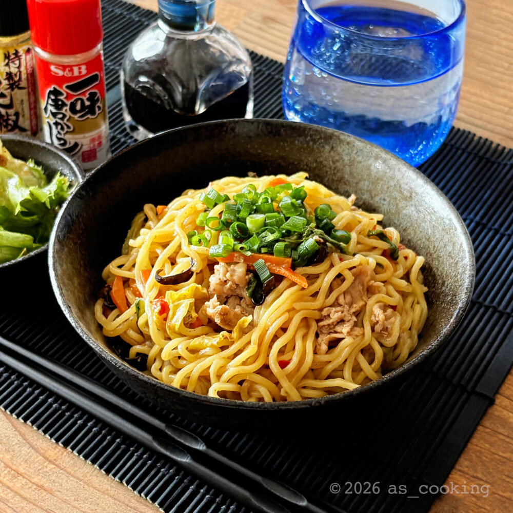 お皿に美しく盛り付けて仕上げの刻みネギをたっぷりとトッピングした具だくさんな麻辣まぜそば