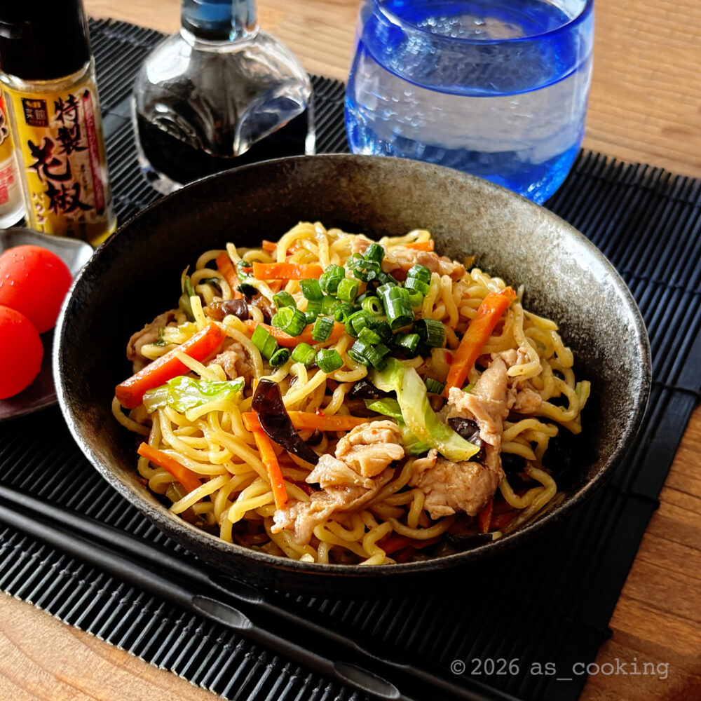 刻みネギを彩りよくトッピングして美味しそうに仕上がった麻辣まぜそば