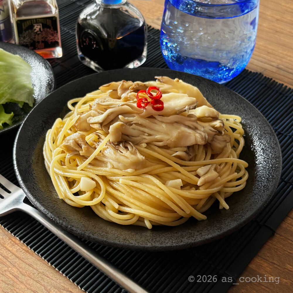 舞茸がたっぷりとのったニンニク香るペペロンチーノパスタ