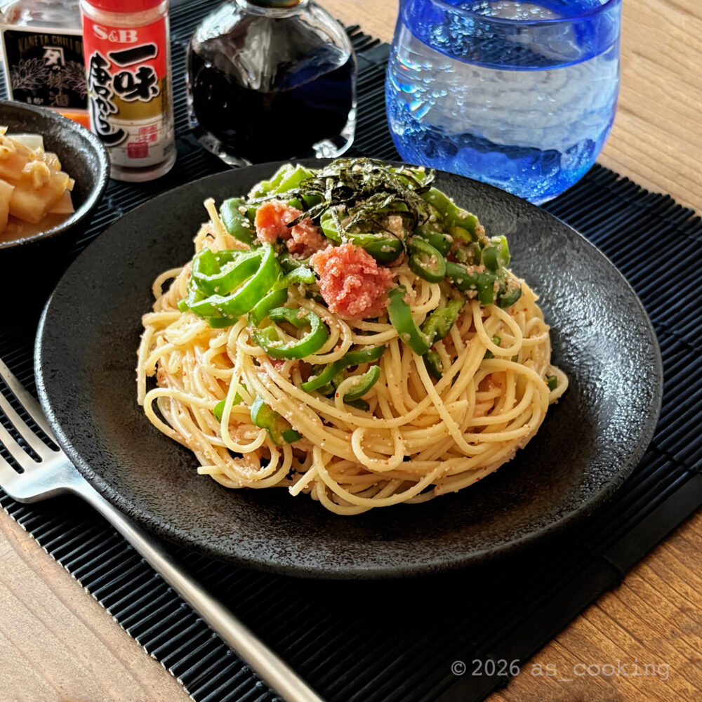 お皿に綺麗に盛り付けられ刻み海苔がトッピングされたピーマンと明太子の和風パスタ