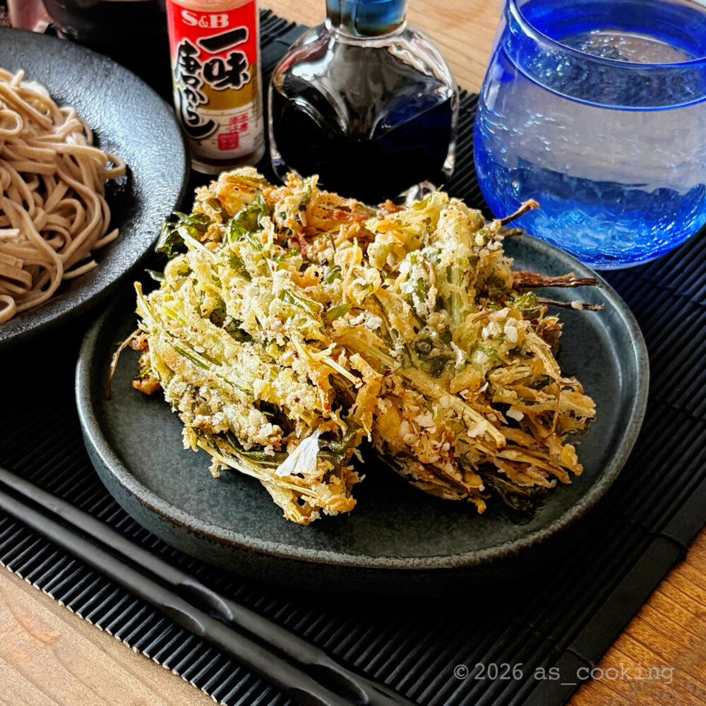 サクサクに揚がった水菜のかき揚げと冷たいお蕎麦のセット