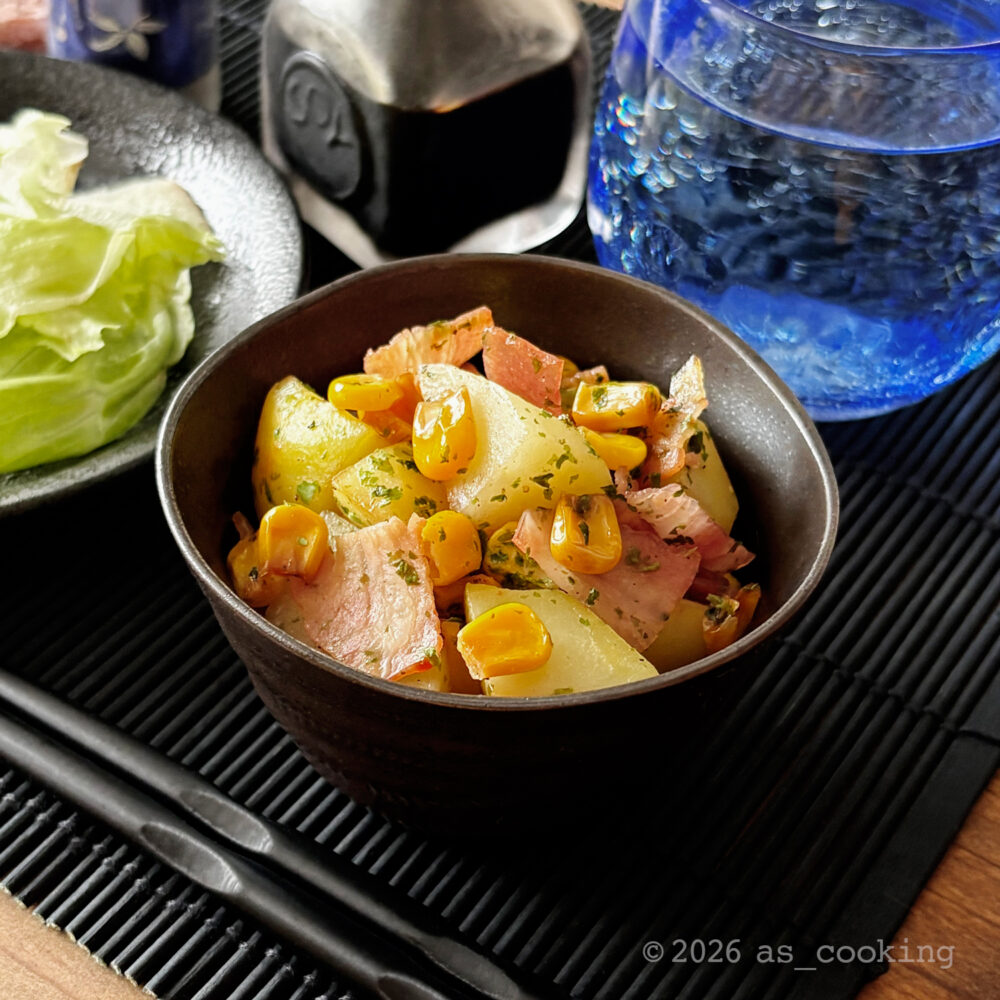 盛り付けた青のりが全体にまんべんなく絡んだ具だくさんなのり塩コーンポテト