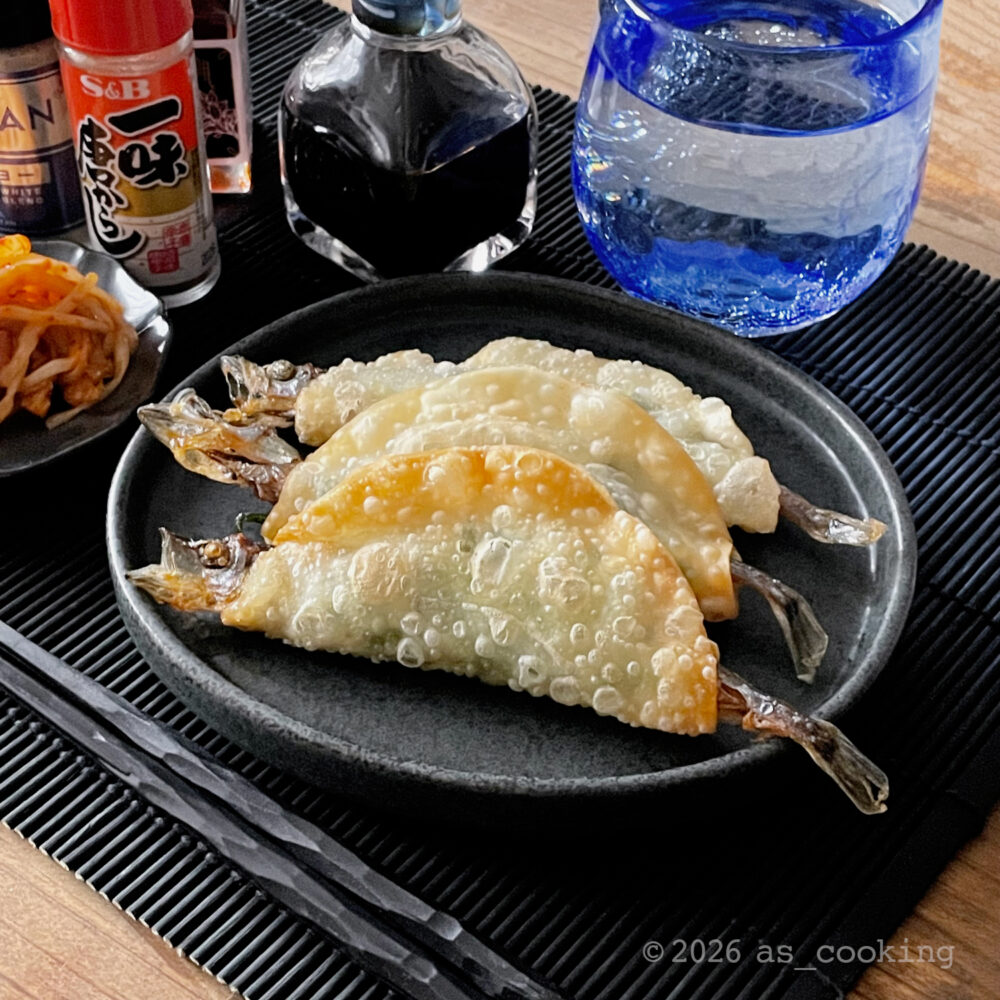 お皿にきれいに盛り付けられた完成したししゃもののパリパリ揚げ
