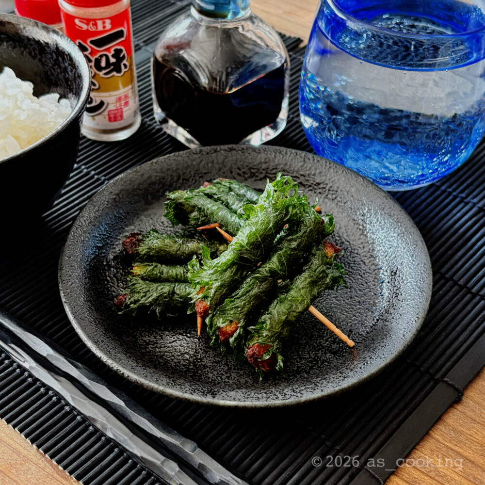 お皿にのせた宮城県の郷土料理「しそ巻き」