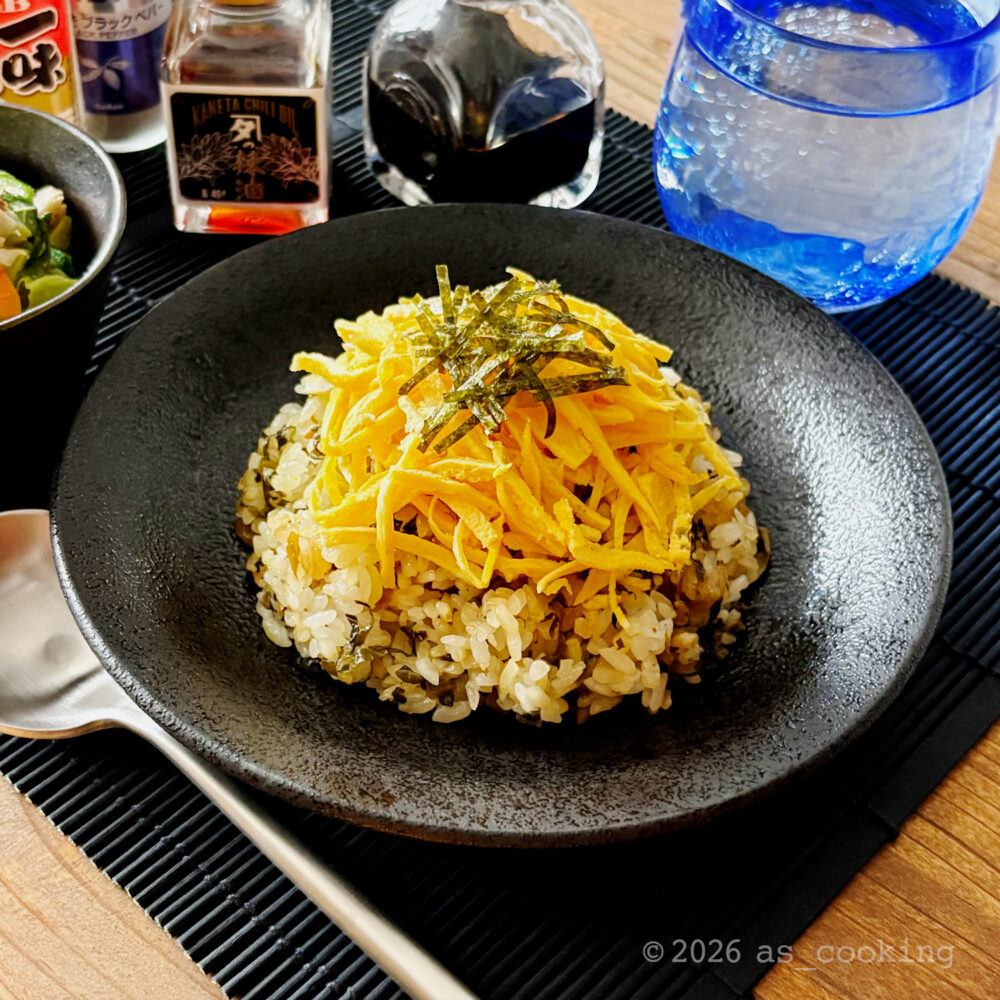 錦糸卵と刻み海苔を綺麗にトッピングして美味しそうに仕上がった高菜めし