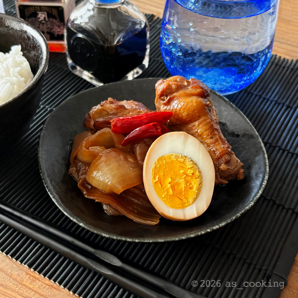 大きなお皿に美しく盛り付けられた、ホロホロに柔らかく煮込んだ鶏手羽元のさっぱり煮
