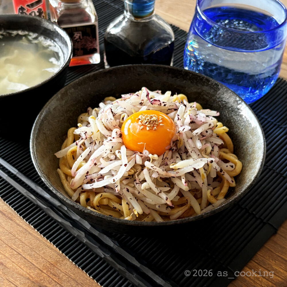 卵黄と白ゴマをトッピングして美味しそうに仕上がった梅香る油そば