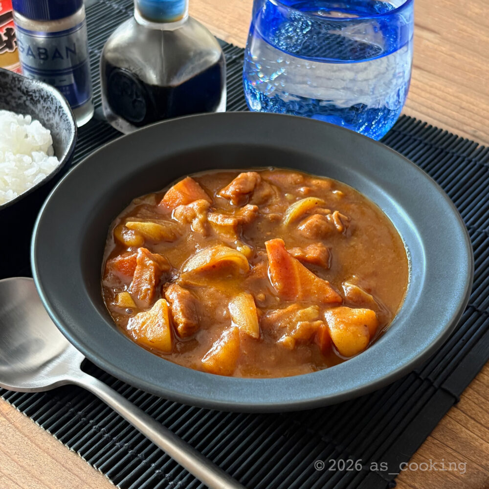 お皿に綺麗に盛り付けられた具だくさんでスパイシーなじゃこ天カレーライス