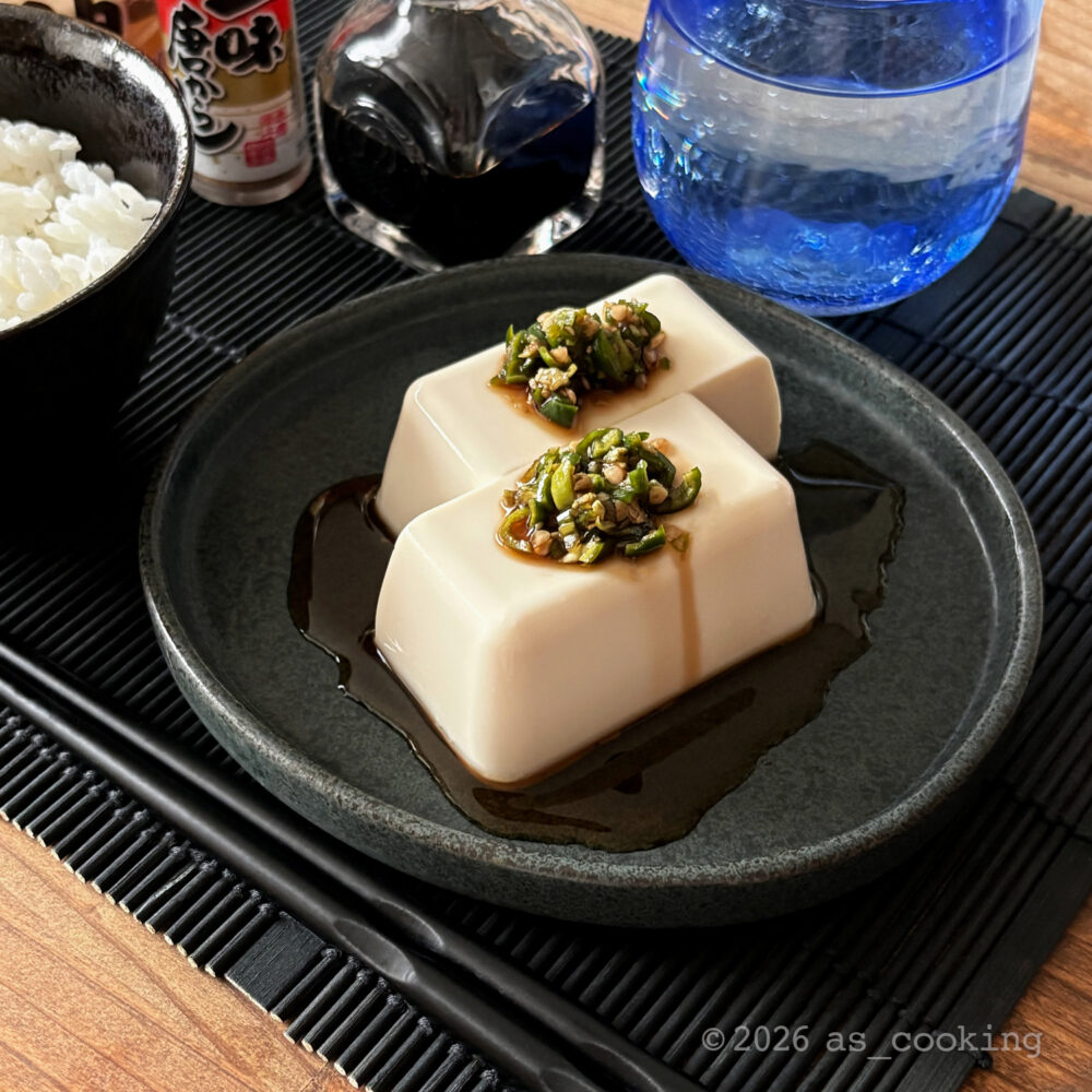 刻んだ青唐辛子を醤油と味の素で漬け込み、冷奴にのせていただく青唐辛子の醤油漬け