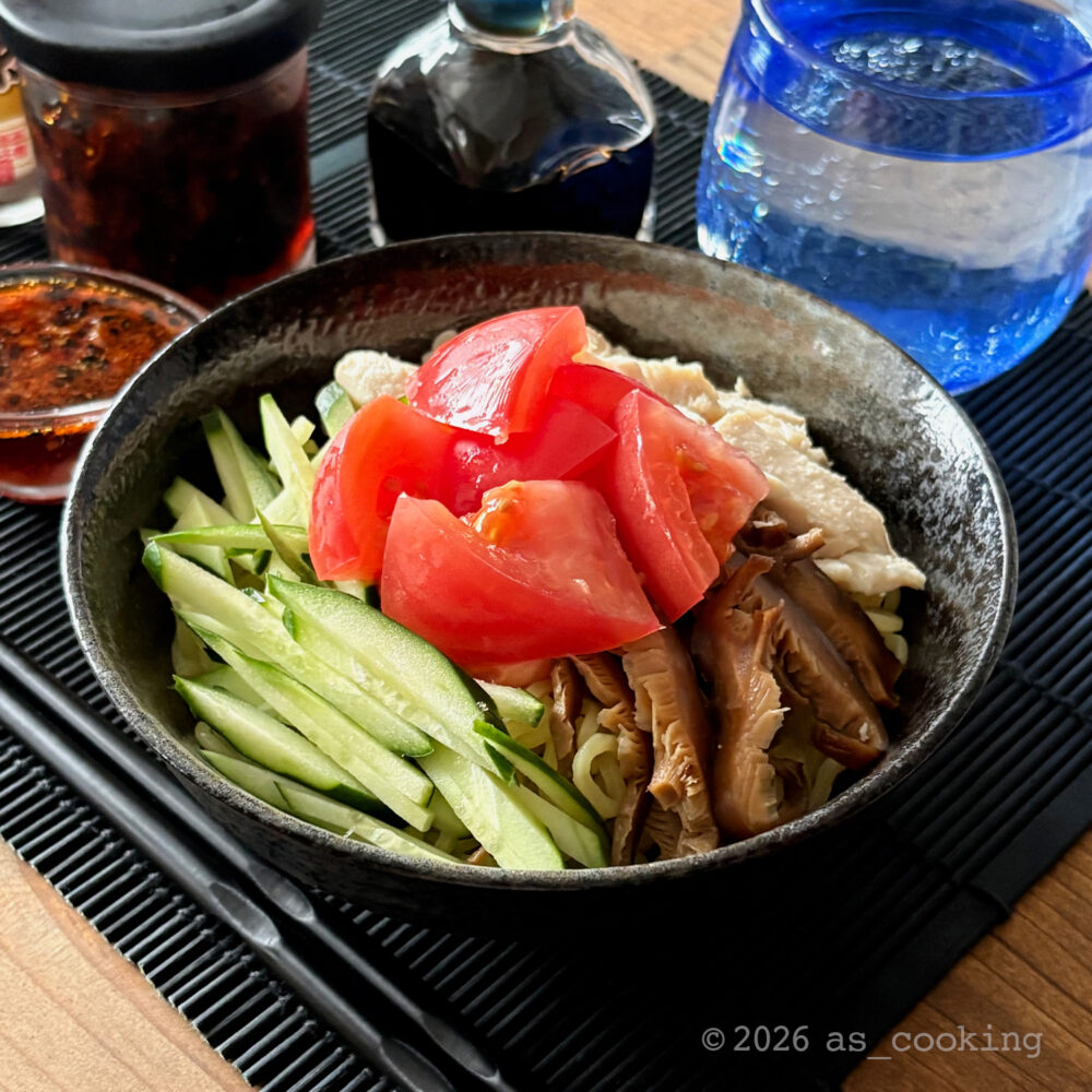 色とりどりの具材をのせ、特製の食べるラー油ダレを添えた冷やし中華