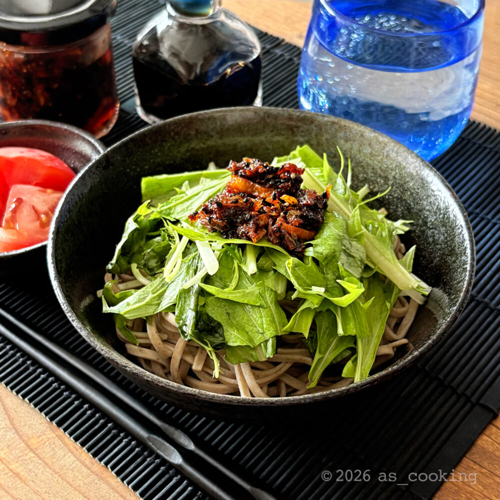 たっぷりの水菜に具だくさんな自家製食べるラー油をのせたピリ辛蕎麦