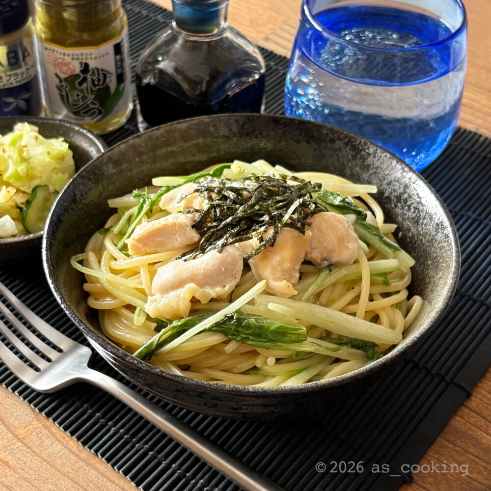 たっぷりの刻み海苔と水菜に鶏胸肉を合わせた水菜と鶏胸肉の柚子胡椒パスタ