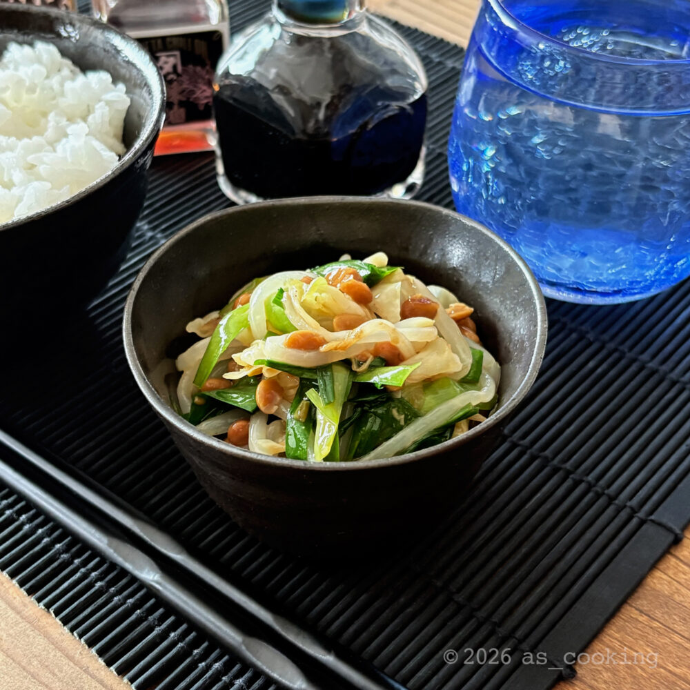 ニラやキャベツなどの茹で野菜をピリ辛ダレの納豆とよく和えたスタミナ納豆あえ
