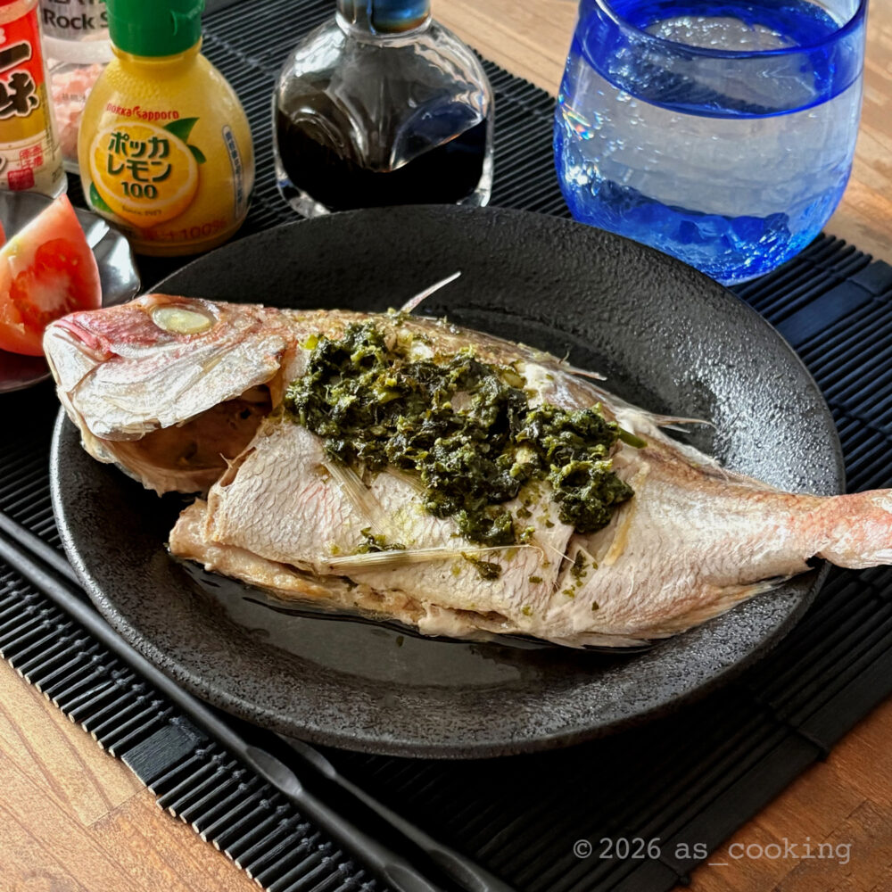 しそこしょうをのせて熱々のこめ油をジュッとかけて仕上げた鯛の姿蒸し