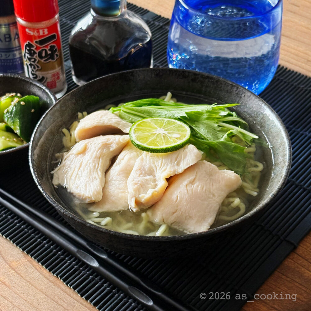 鶏胸肉や水菜、すだちをトッピングした自家製スープの鯛と鶏の贅沢塩ラーメン