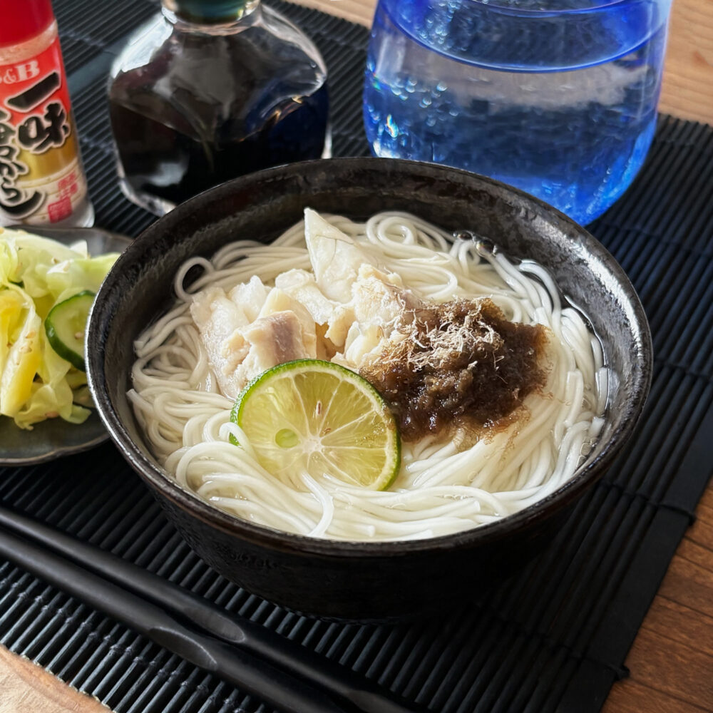 鯛の身やとろろ昆布、輪切りのすだちをトッピングした優しいお味の鯛だしにゅうめん