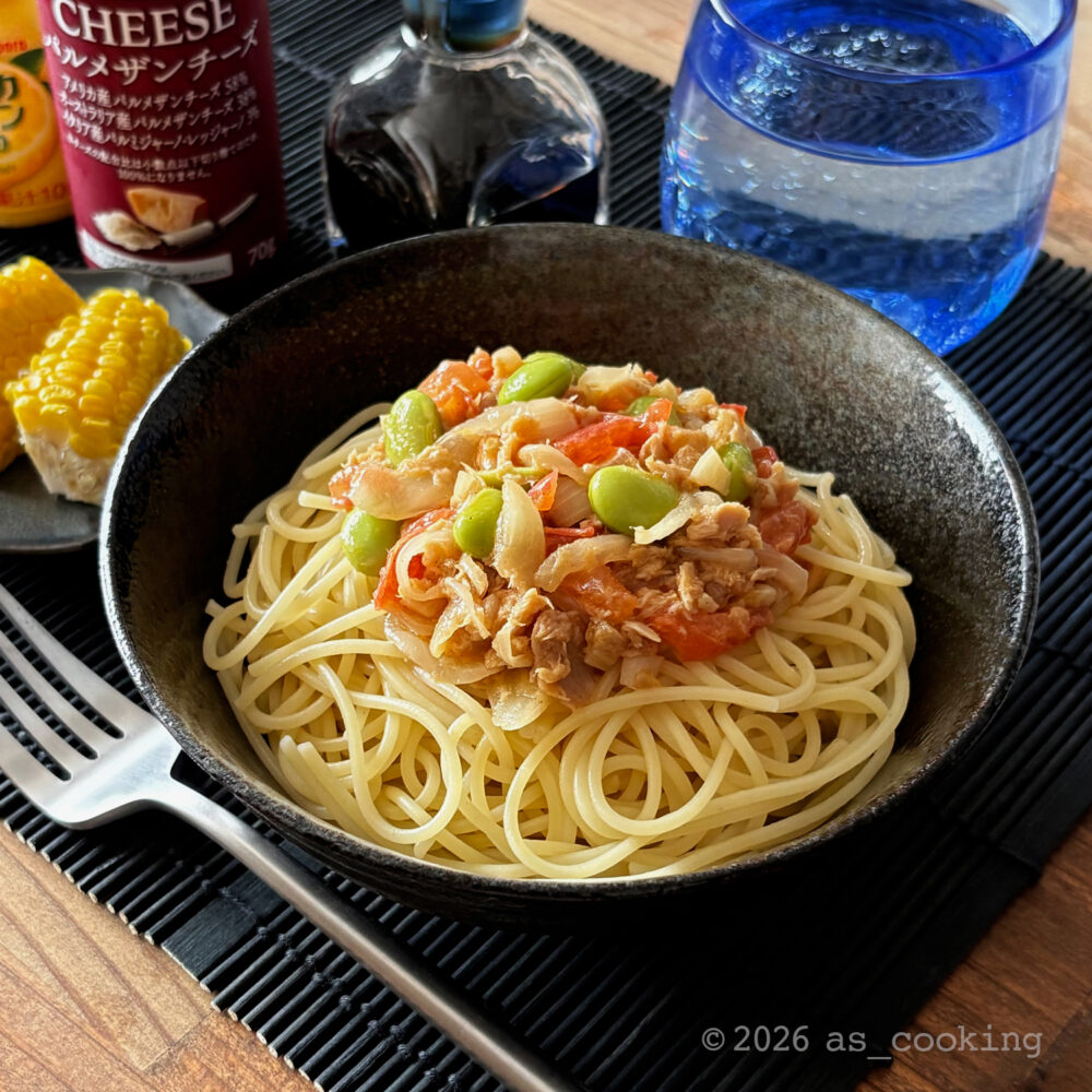 ツナや枝豆、スライス玉ねぎがたっぷり入ったトマトの冷たいスパゲッティ