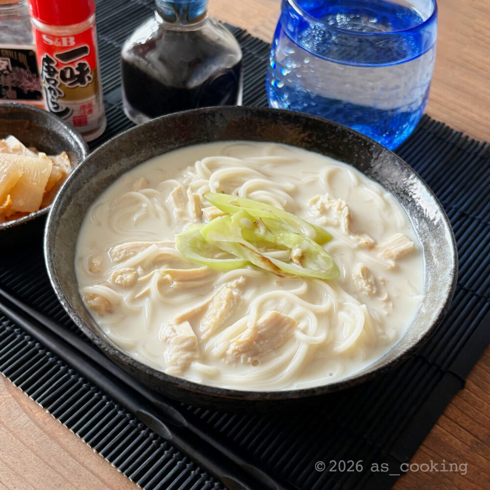 冷え冷えの豆乳柚子胡椒スープに、ほぐした蒸し鶏と油揚げ、長ネギを添えた冷やしうーめん