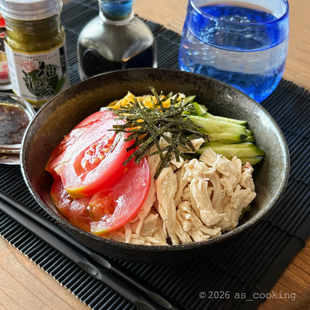 ほぐした蒸し鶏やきゅうり、トマトを盛り付け、特製の柚子胡椒ダレをかけたヘルシーな冷やし中華