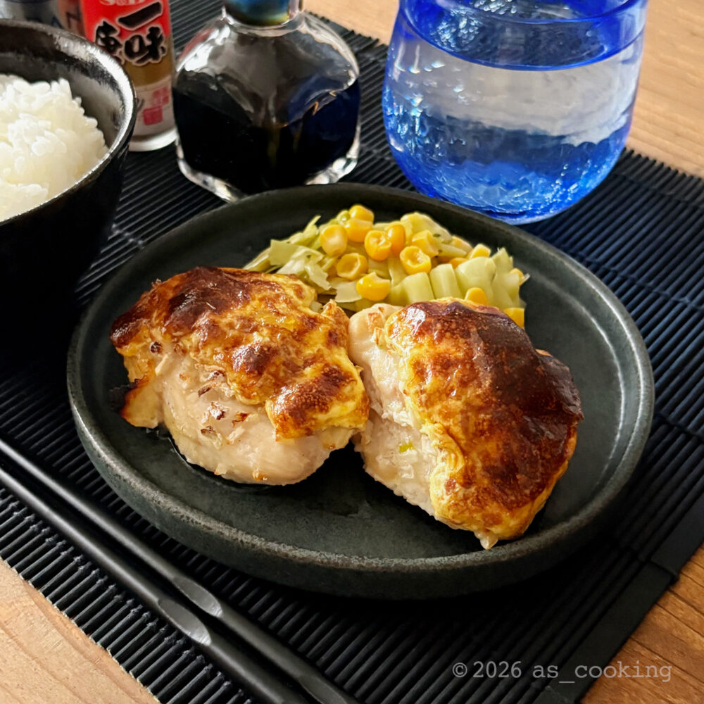 玉ねぎと梅マヨをのせてオーブンでこんがり香ばしく焼き上げた鶏肉の梅マヨ焼き