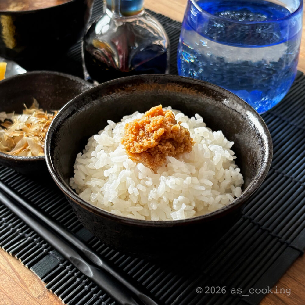ご飯の上にシンプルにのせたツーンと辛い山わさびのしょうゆ漬け