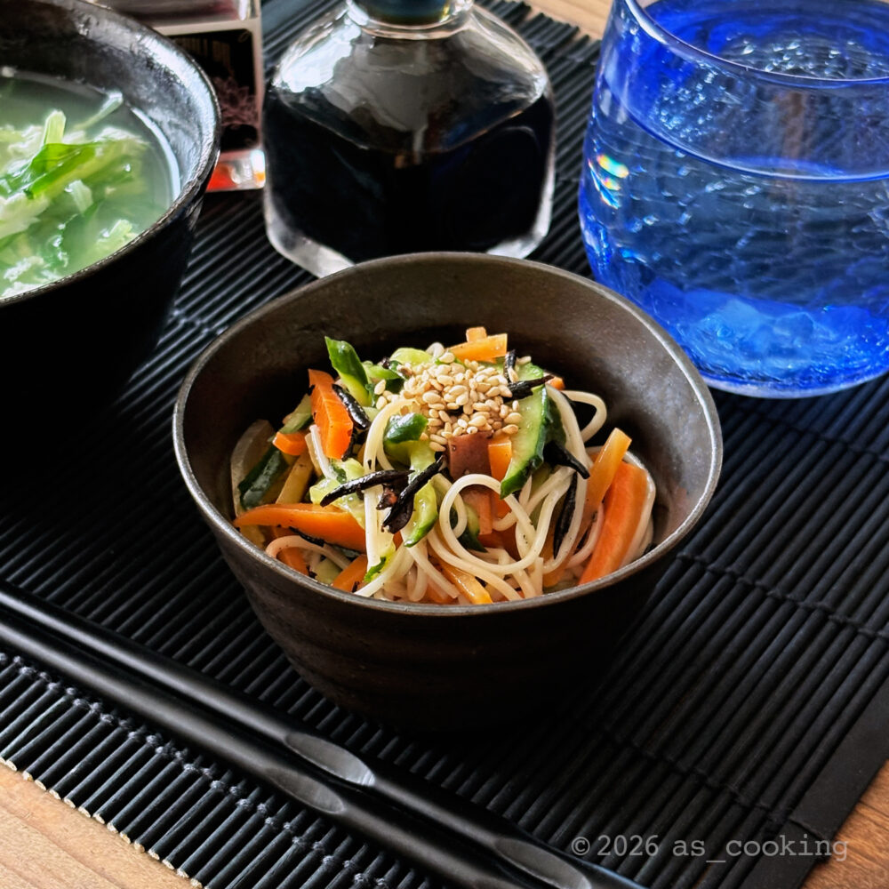 器にきれいに盛り付けられ白ゴマが振られた天の川そうめんサラダ