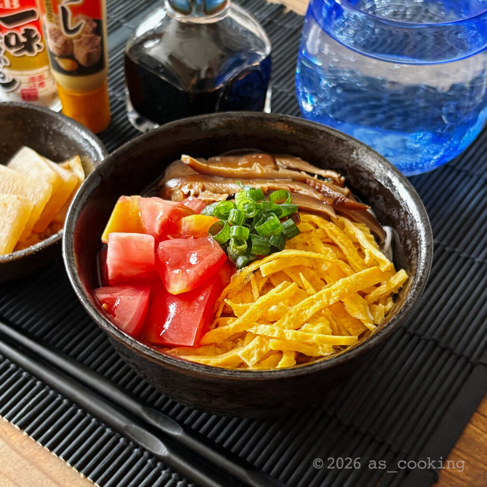 器に干し椎茸や錦糸卵などの具材が綺麗に盛られた冷やしそうめん